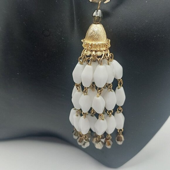 Signed Crown Trifari Rare Milk Glass Lariat Necklace Rare design on beads - Picture 6 of 7